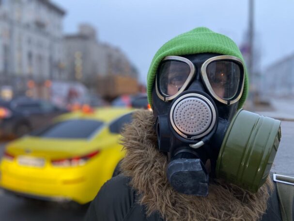 На пикетах в Москве и Питере активисты «Зеленой альтернативы» предложили отказаться от машин в новогодние дни
