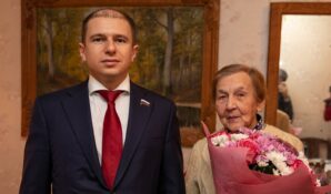 Михаил Романов поздравил участницу Великой Отечественной войны из Фрунзенского района со столетним юбилеем