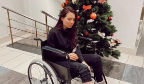 Популярный блогер ЛЕРЧЕК (Валерия Чекалина) появилась на премии на костылях