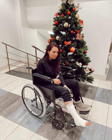 Популярный блогер ЛЕРЧЕК (Валерия Чекалина) появилась на премии на костылях