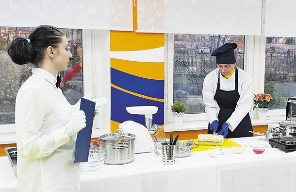 С пользой для здоровья: в школах Москвы продолжаются кулинарные мастер-классы