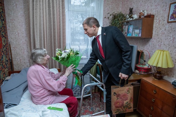 Михаил Романов поздравил с новогодними праздниками ветеранов ВОВ и долгожителей Фрунзенского района