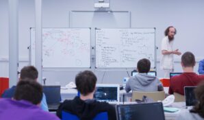 Систему образования призвали учить отечественных школьников работать с информацией