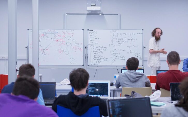 Систему образования призвали учить отечественных школьников работать с информацией