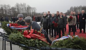 Михаил Романов возложил цветы на Пискаревском кладбище