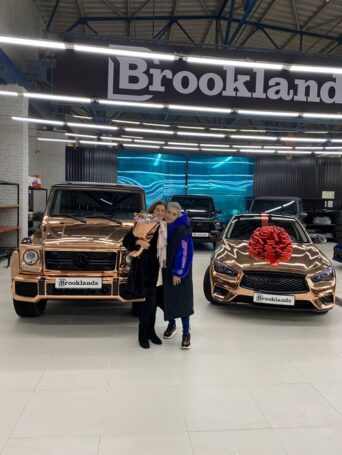 Карина Кросс подарила подписчице эксклюзивную машину