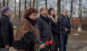 Воинские мемориалы в поселке Металлострой осмотрел Михаил Романов