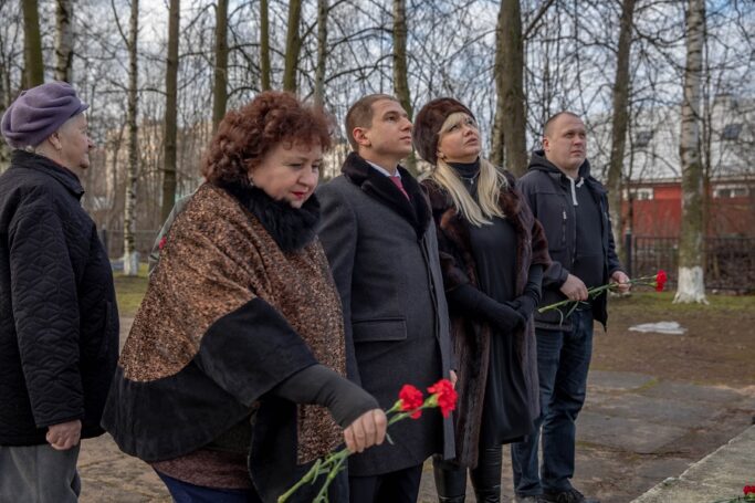 Воинские мемориалы в поселке Металлострой осмотрел Михаил Романов