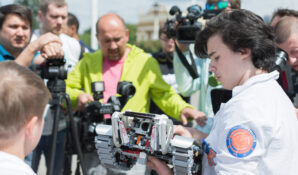 Исаак Калина наградил московского школьника, который создал уникального робота для сельского хозяйства