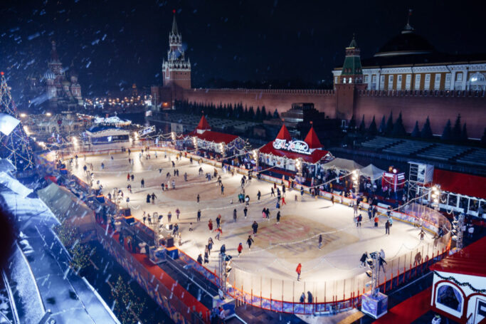 К Чемпионату мира по керлингу в Москве приостановлена работа ГУМ-катка