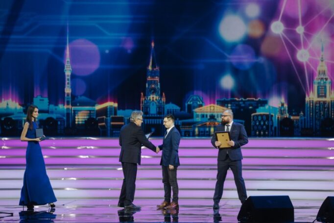Церемонию вручения премий Правительства Москвы молодым ученым открыл руководитель Департамента образования и науки Исаак Калина