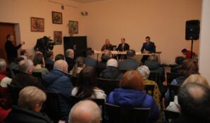 С жителями поселка Усть-Ижора встретился Михаил Романов