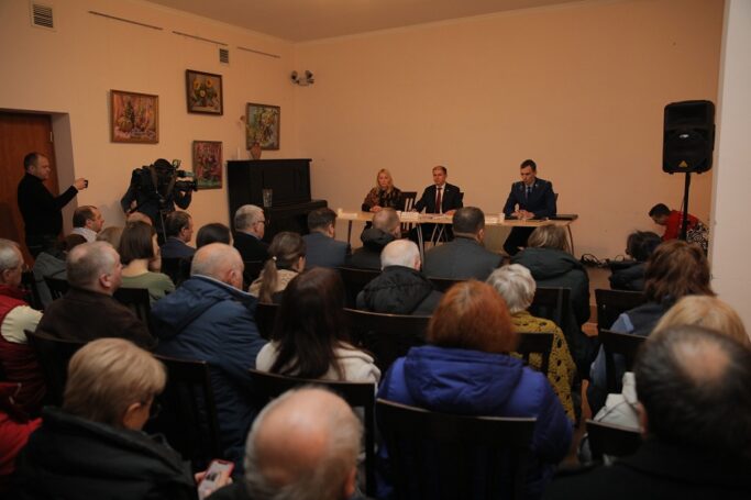 С жителями поселка Усть-Ижора встретился Михаил Романов