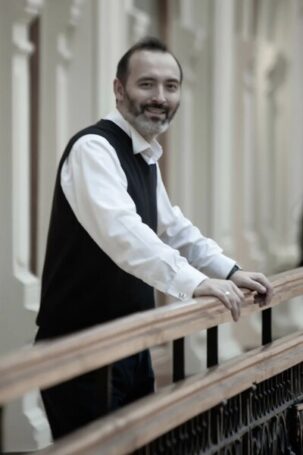 Путь от режиссера к лучшему переговорщику Москвы: какие курсы стоит пройти чтобы говорить, как профессиональный актер