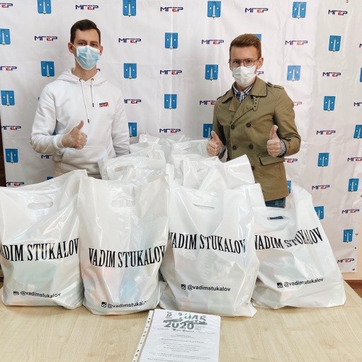 Коломенский блогер передал для ветеранов ВОВ продуктовые наборы в рамках акции #МыВместе