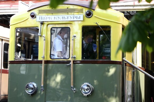 В честь 85-летия Московского метрополитена прошел онлайн-парад поездов