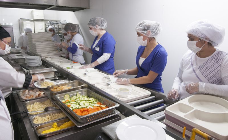 Столичные операторы показали процесс организации больничного питания