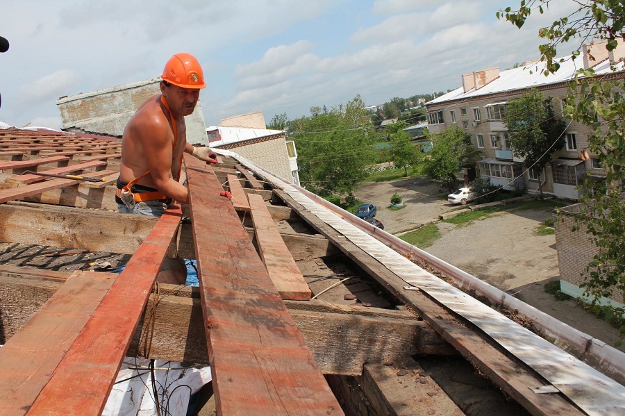 Шифер и спасатели: в ЕАО ликвидируют последствия буйства стихии
