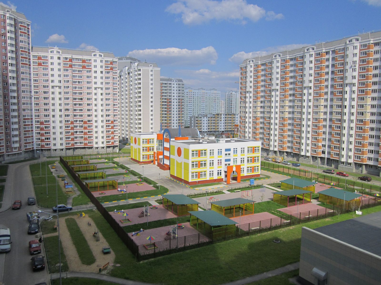 Более 300 школ и 170 детсадов: социальная застройка в Новой Москве идет вровень с жилой
