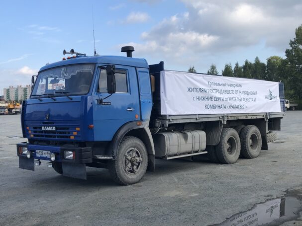 «Ураласбест» отправил кровельные материалы в затопленные Нижние Серги