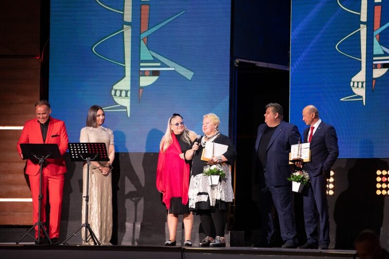 Лауреатам Национальной премии в области индустрии моды «Золотое Веретено» вручены почетные статуэтки