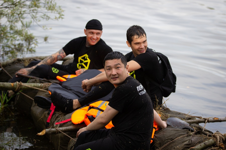 «Переправа-переправа»: участники реалити-шоу «Пережить, чтобы помнить» по-пробовали переплыть реку на плоту из плащ-палаток
