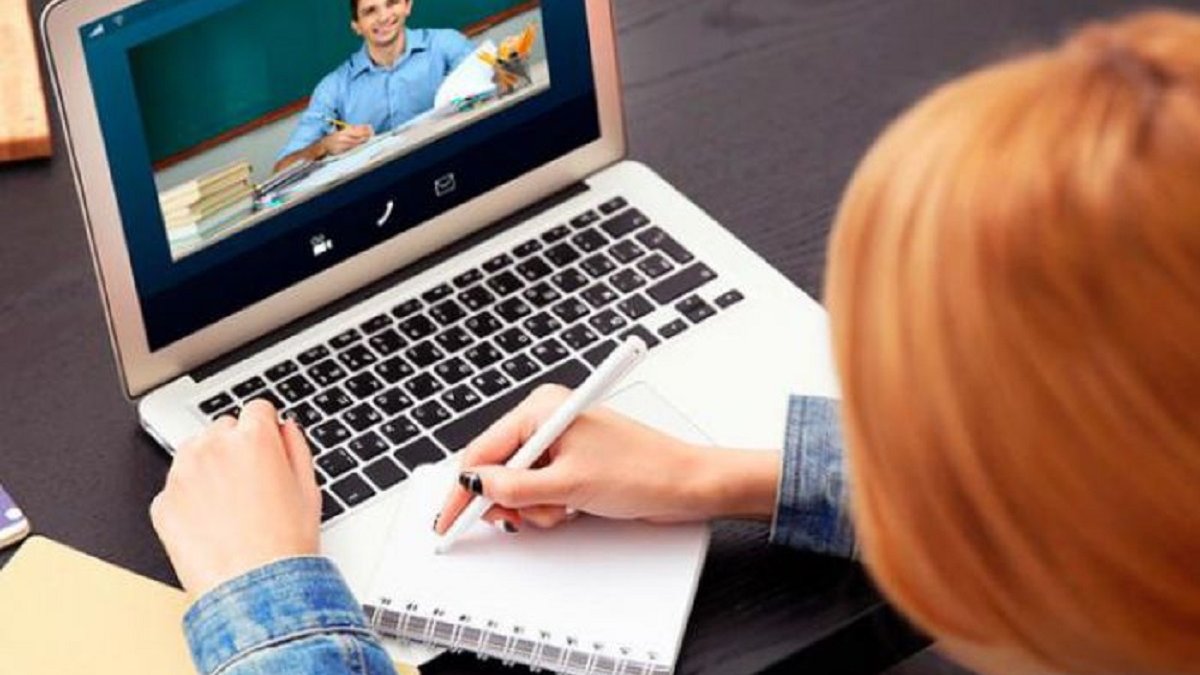 Школьники в Москве смогут продолжить дистанционное обучение