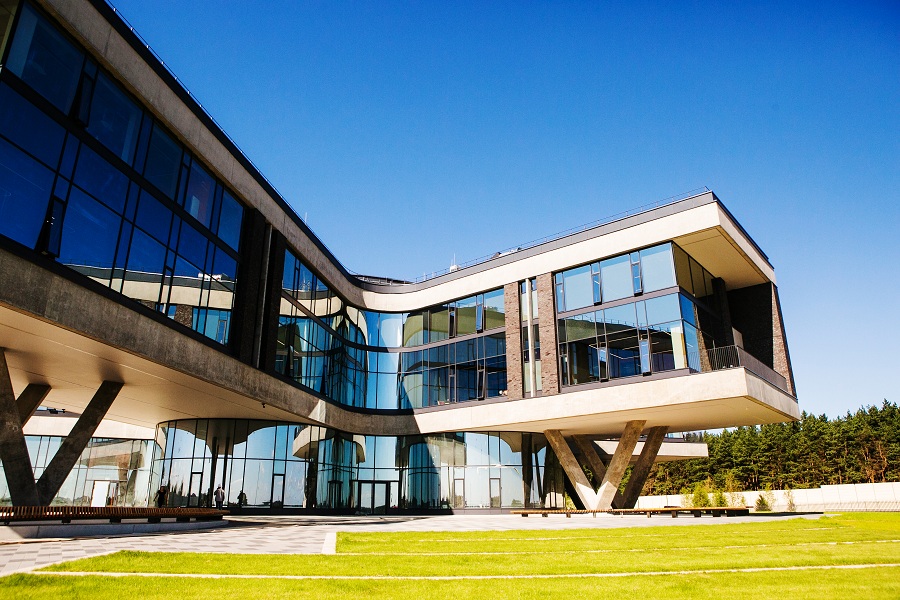 Стать ученым или блогером: директор школы рассказал, чему учит современная школа