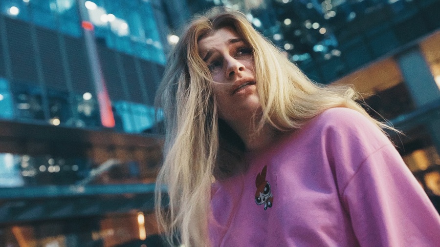 просто Лeра прыгнула с моста в центре Москвы