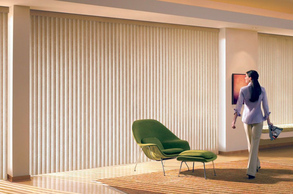 Чем отличаются жалюзи от рулонных штор?