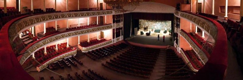 Четверть зала на представлении — это не драма