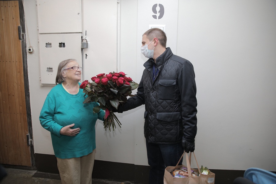 Михаил Романов принял участие в работе волонтерского центра «Единой России» и поздравил с Днем матери многодетные семьи Фрунзенского района