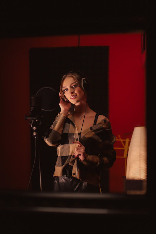 Певица Вероника Цубикова порадовала поклонников новым треком