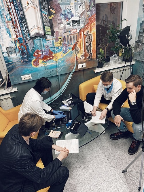 Сотрудники московской компании сдали кровь, не отходя от своих рабочих мест