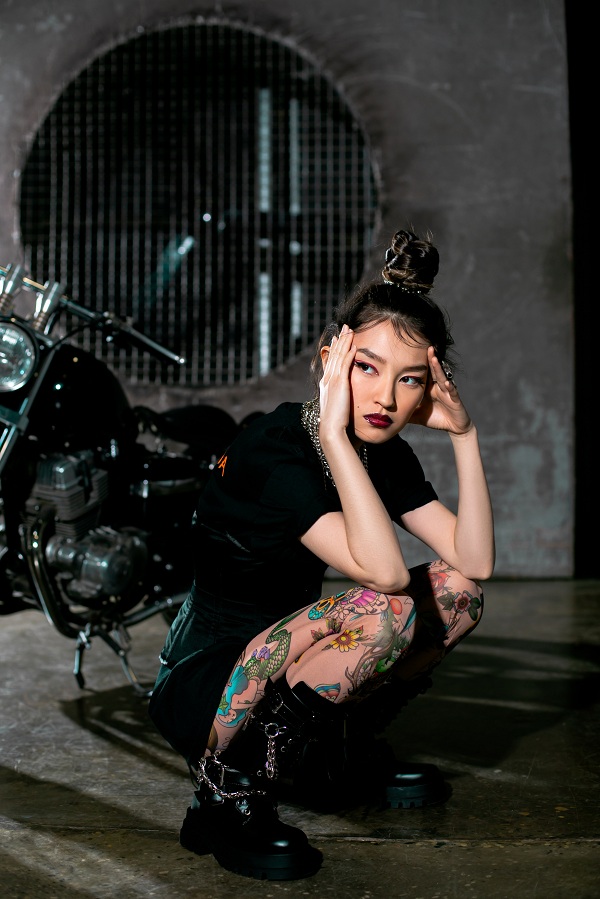 Песни из нового альбома презентует поклонникам Софи МаЭда