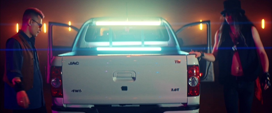 Видеорелиз на танцевальный номер «По следам твоим» в пикапе JAC T6 выпустил Виктор Дорин