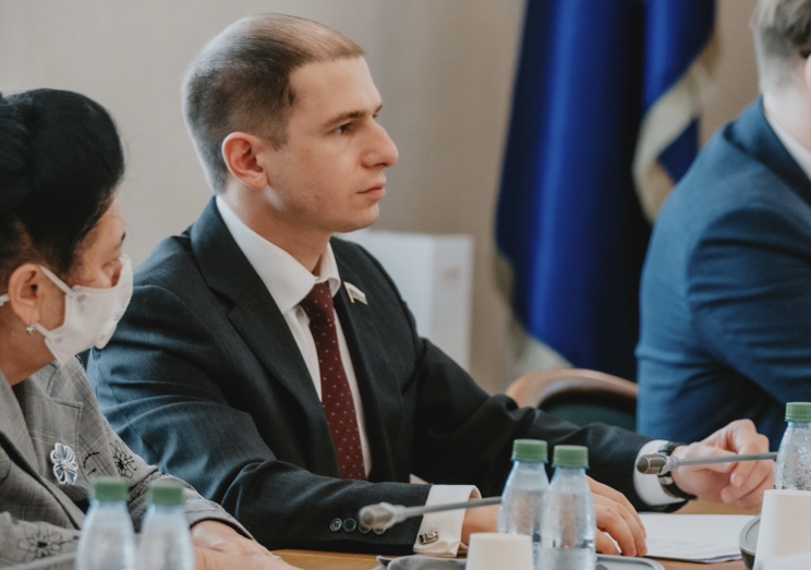 Михаил Романов назвал закон о квотировании социальной рекламы в интернете жизненно необходимой инициативой