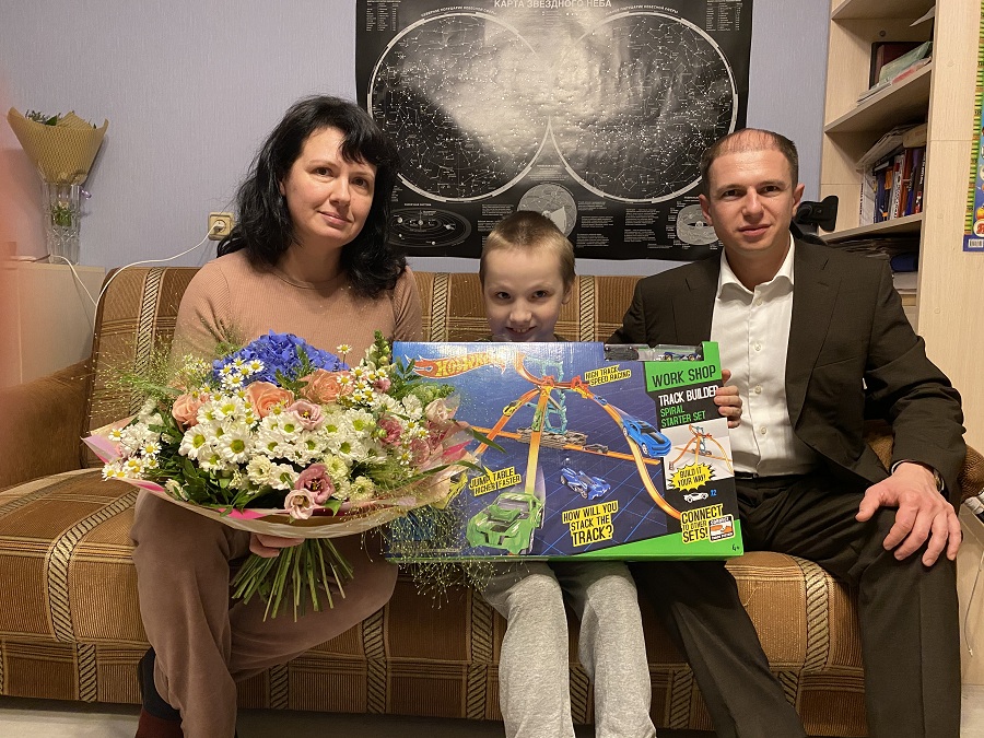 Михаил Романов помог семье ребенка-инвалида Фрунзенского района сделать ремонт в квартире