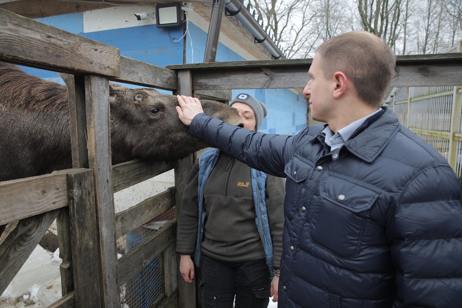 Михаил Романов передал корма для питомцев центра диких животных «Велес»