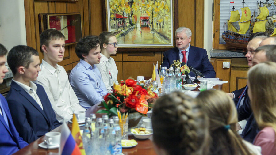 Обязательный ЕГЭ разрушает школу изнутри, заявил Сергей Миронов