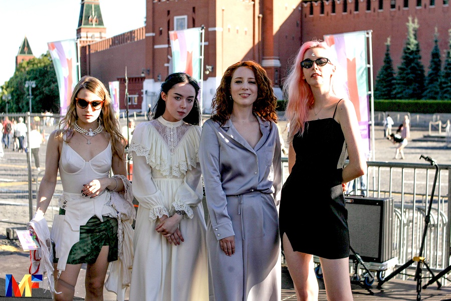 «А чем мы хуже, извините, мужчин?», — молодые исполнительницы на Красной площади о женской поэзии