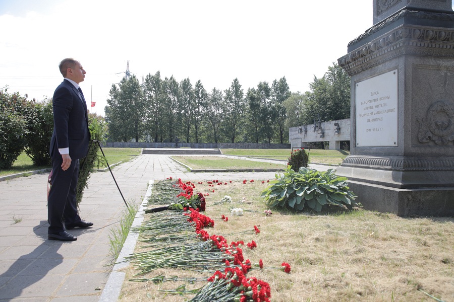 Михаил Романов возложил цветы к мемориалу «Журавли» на Невском воинском кладбище