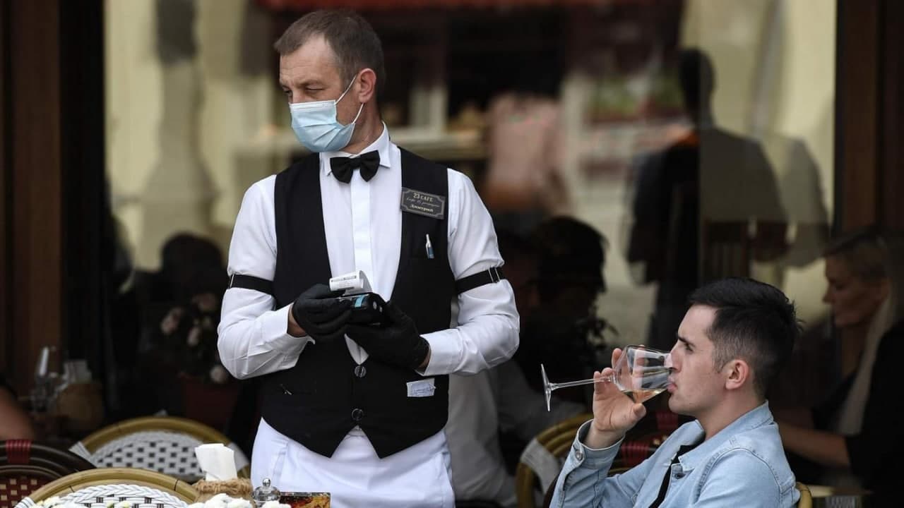 Рестораторы попросили Собянина отменить ношение перчаток для сотрудников общепита