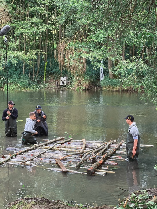 Участники реалити «Пережить, чтобы помнить» построили плот для переправы орудия весом 560 килограммов
