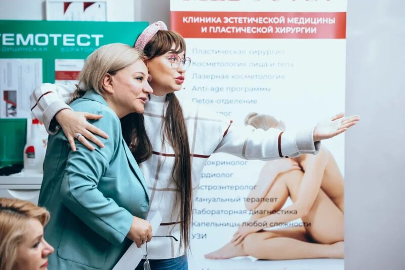 Известный продюсер Мария Тарханова с семьей поздравила Карину Назарову с открытием нового направления клиники