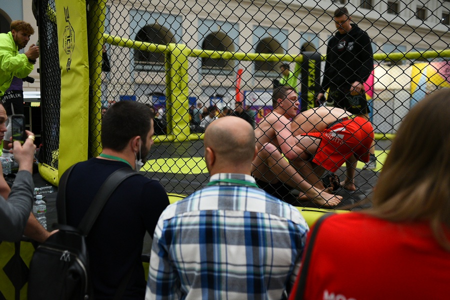 Открытую тренировку и мастер-классы по ММА провели в Гостином Дворе титулованные бойцы