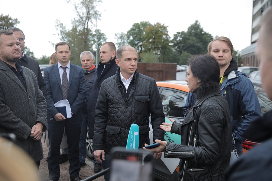 Михаил Романов провел встречу с жителями проблемного жилого комплекса «Петр Великий и Екатерина Великая»