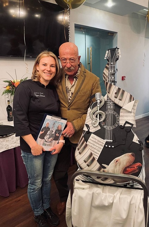 Торт в форме 12-струнной гитары подарили на юбилей Александра Розенбаума