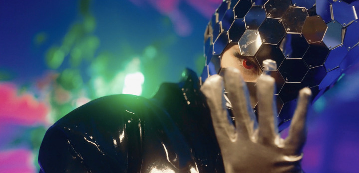 Таинственная HEZE выпустила дебютный клип «В ТЕМНОТЕ»