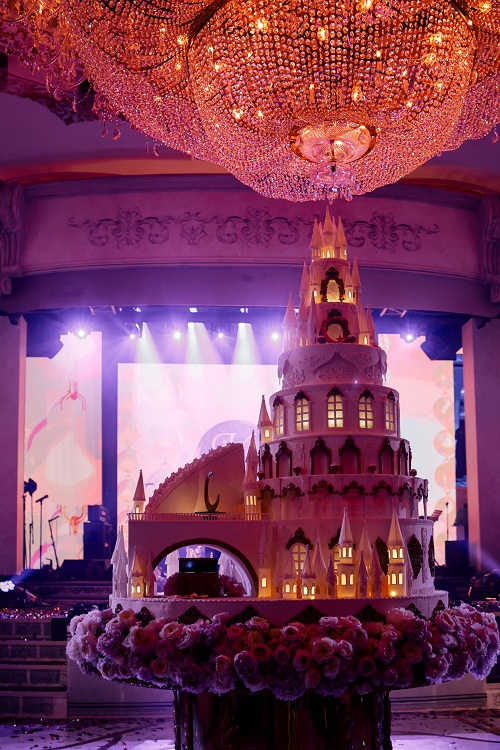 Свадьба Софьи Гуцериевой прошла в интерьере из шикарных цветочных ковров и гобеленов